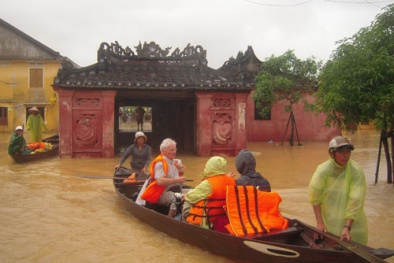 Hàng ngàn du khách  sơ tán khẩn cấp khỏi phố cổ Hội An